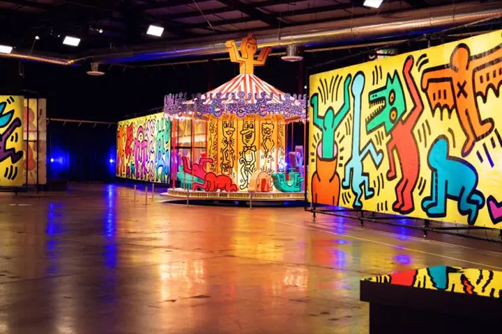 The carousel and the Haring walls