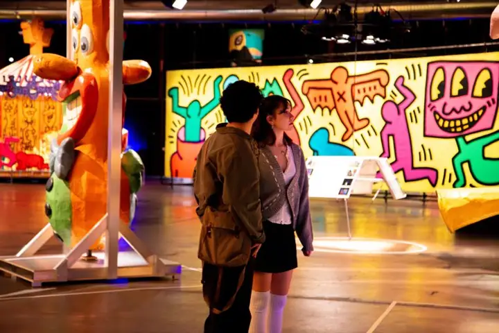 Visitors at the Haring walls